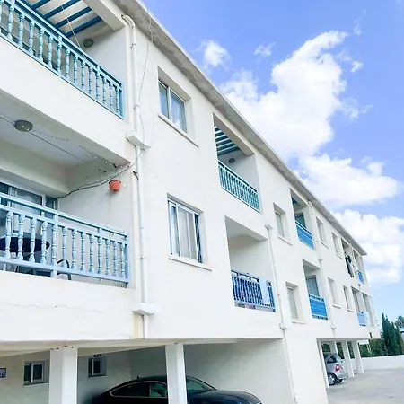 Awaken Your Hidden Goddess Retreat At Nissi Avenue - Apartment